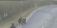 婴儿车快速下滑眼看侧翻，合肥一辅警百米冲刺护住孩子