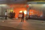 广东汕头一车开进沿街店铺后发生火灾   目击者称有殡仪馆车辆到达现场