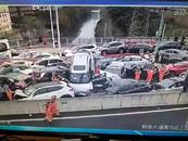 突發！蘇州一高架道路結冰，上百輛車相撞