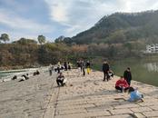 錦繡中國(guó)年丨歙縣漁梁壩景區(qū)風(fēng)景如畫(huà)，游客流連忘返