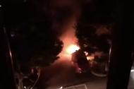 上海一小區電動自行車凌晨起火，新能源轎車也燒了！