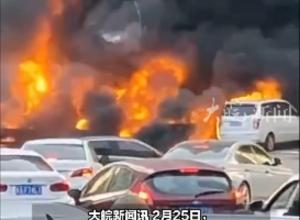 石家庄辛集市街头 多辆车被烧成空架 消防部门：火灾未造成人员伤亡