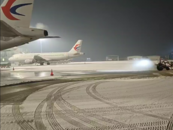 合肥機(jī)場(chǎng)通宵除冰雪 目前機(jī)場(chǎng)航班正常起降