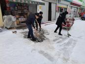 ?淮北市杜集區礦山集市監所：攜手個體戶 共清門前雪         