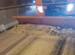 合肥市政近400名应急队员 凌晨浴“雪”奋战  保城市主动脉畅通