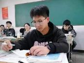 望江將號(hào)召師生向冰水中救人的張涵飛學(xué)習(xí)