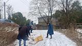 宜秀区杨桥镇螺山村：扫雪除冰齐上阵 情满冬日暖人心