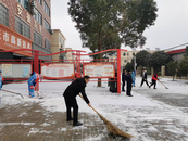 宜秀區(qū)大龍山鎮(zhèn)永林社區(qū)：雪地里的一縷“志愿紅”