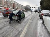 皖手度風雪｜合肥城管部門鏟冰除雪 撒布融雪劑1000余噸