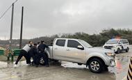 車輛遇險，六安民警施救