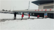 紅雨傘志愿者迎雪而上，全力除雪保暢通  