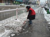 鳳二小教育集團(tuán)黨員先鋒在行動(dòng)掃雪除冰暖寒冬