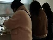 湖北一養(yǎng)老院接待滯留高速旅客 還貼心準備防潮“鞋套”