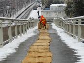 直擊大雪中的合肥 | 環(huán)衛(wèi)工凌晨4點半掃雪  在天橋鋪防滑麻袋
