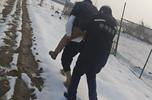 蚌埠急救中心工作人员当“暖心担架”  背行一公里把老人送上救护车