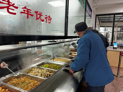 新春走基層丨銀發(fā)助餐，食美價(jià)廉！合肥這個(gè)老年食堂里飄出“幸福味道” 
