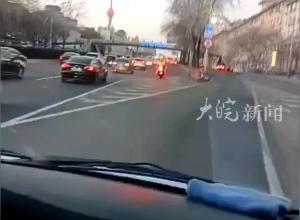 山东一民房失火 母亲冲入火场救子 一双儿女严重烧伤  “花了30多万元 还在抢救”