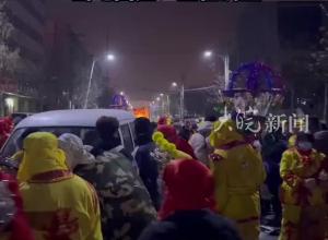 甘肃一“社火”表演队伍 突遭面包车冲撞 多人受伤 当地回应：正在调查