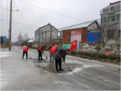 懷寧石牌鎮團委迅速行動，鏟雪除冰保暢通  