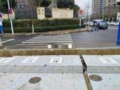 合肥一小區附近現露天坑位 市民直呼大煞風景 城管回應：工地遺留 年后將拆除 