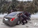 10多辆车雪地里打滑  合肥5名民辅警出手