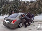 10多輛車雪地里打滑  合肥5名民輔警出手