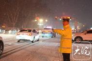 淮南交警：暴雪已停，請車主盡快讓道方便市民出行