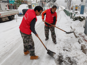 黨旗飄飄，鏟雪除冰——一抹暴風(fēng)雪后的志愿紅
