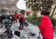 志愿者齊心協(xié)力，鏟雪除冰暖人心  