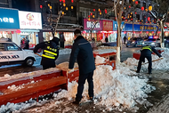 壽縣城管系統繼續清雪除冰消隱患