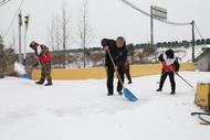 ?濉溪縣四鋪鎮(zhèn)：冰雪映照“志愿紅” 除冰掃雪暖人心    