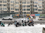 合肥雪天路滑，道路上有車輛追尾