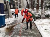 雪停了，合肥環衛工人鏟冰除雪忙