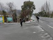 宜秀區楊橋鎮溪安村：凝心聚力 掃雪護行
