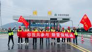 中鐵21局3公司天天高速路基06標(biāo)項(xiàng)目幫助地方鏟冰除雪保暢通