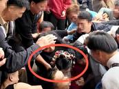 福建漳州多名男子推倒新娘鬧元宵 當地回應