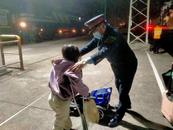 一旅客腿腳不便獨自乘車  列車員送上暖心服務