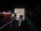 车子故障高速路 交警推车来帮助 