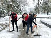 蚌埠交通人冒雪奮戰保暢通