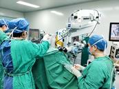 阜陽愛爾眼科醫院完成2024年首臺微創玻璃體切除聯合無縫線人工晶體懸吊手術