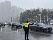 交警迎戰風雪 構筑“防護堤”
