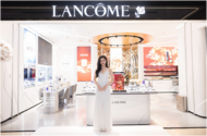 蘭蔻護膚與彩妝大使張婧儀 ，驚喜亮相合肥銀泰中心