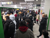 直擊大雪中合肥｜市民吐槽高峰期地鐵乘客爆多 擠了幾次沒擠上去