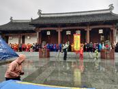 錦繡中國(guó)年 | 正月初六，徽州古城上演精彩民俗活動(dòng)，游客雨中漫步古城墻