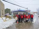 党员教师齐上阵 清除积雪保安全 ——蚌埠十六中教育集团开展党员扫雪除冰志愿服务活动
