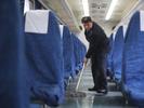机车整备工“客串”临客列车员  守护旅客平安出行