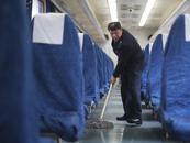 機車整備工“客串”臨客列車員  守護旅客平安出行