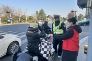鼓樓街道開展“一盔一帶”宣傳活動