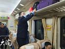 视旅客为亲人  列车员“有才哥”的第22个春运