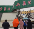 徐州一农贸市场顶棚深夜被大雪压垮  附近商户：节后第一场雪，昨天下了一夜
